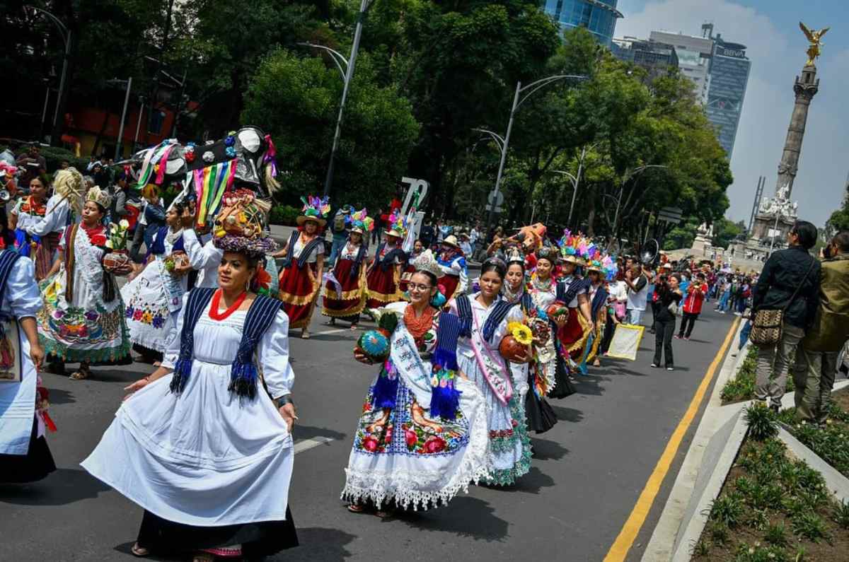 Fiesta de pueblos indígenas: Megacalenda del Ángel al Zócalo
