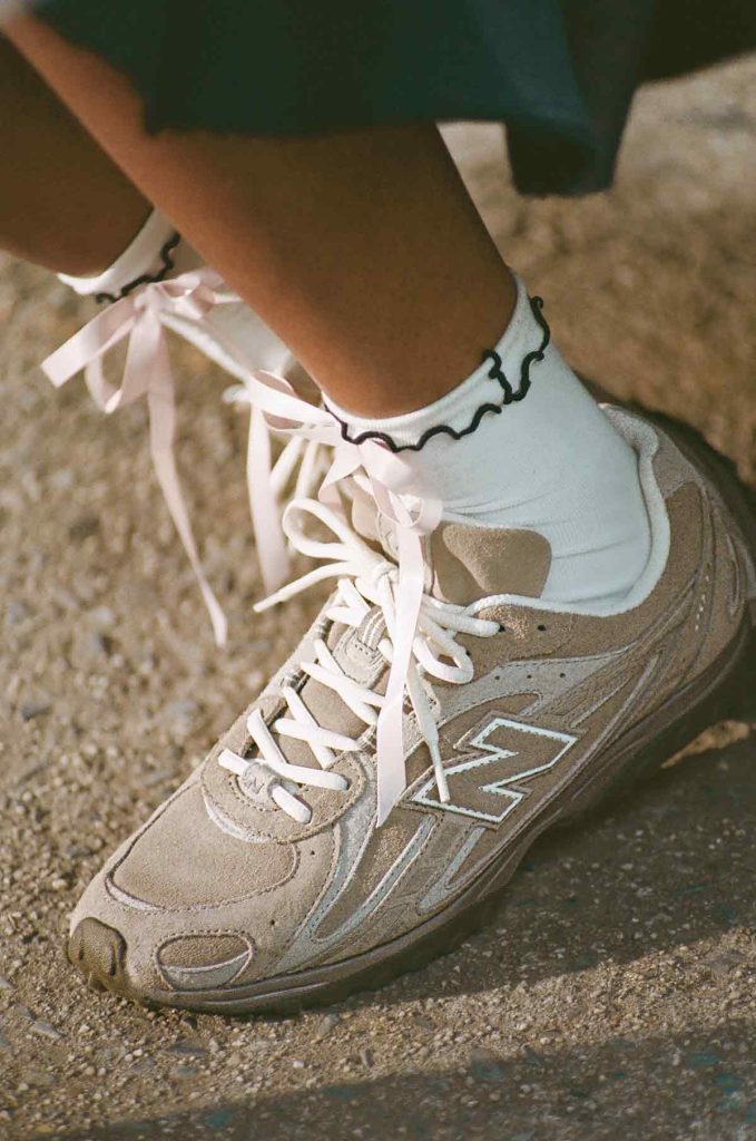 New Balance presenta el modelo 204L. Es un calzado discreto y sofisticado que fusiona la estética de los años 70 y 2000 en una silueta única