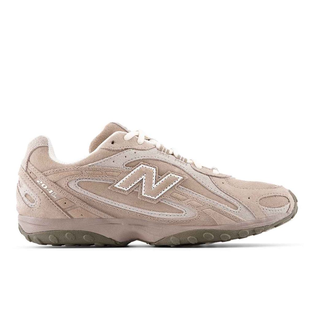 New Balance presenta el modelo 204L. Es un calzado discreto y sofisticado que fusiona la estética de los años 70 y 2000 en una silueta única