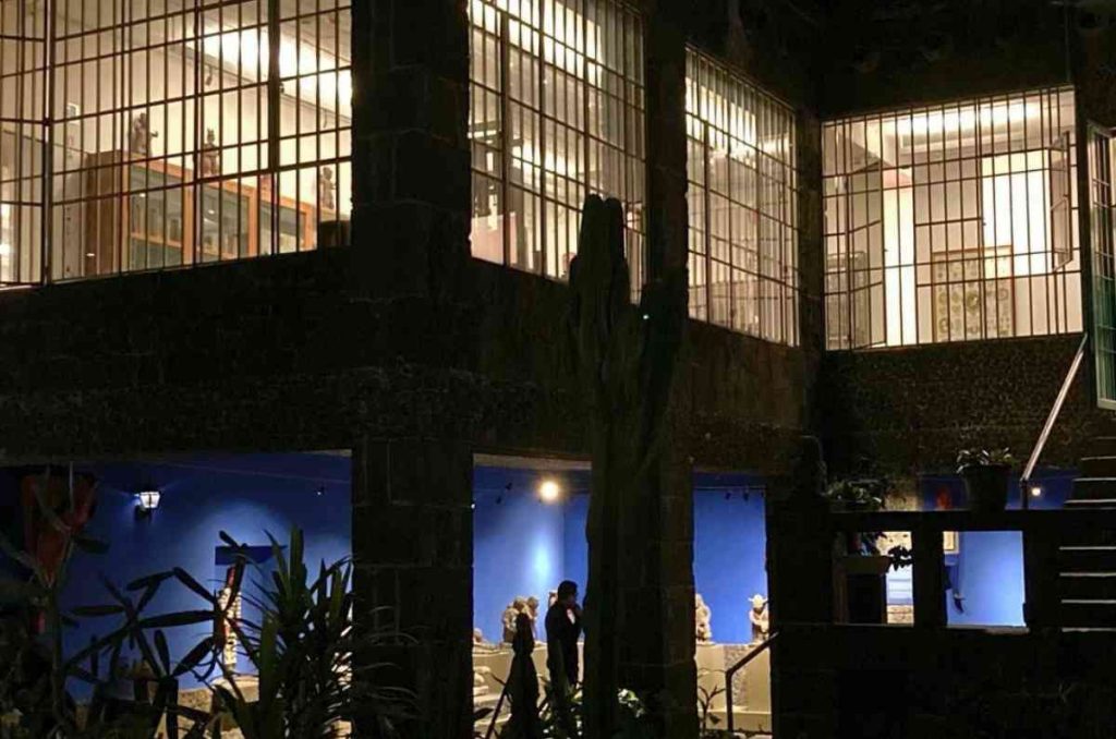 Vive la magia de Noche Azul en la Casa Azul. Durante septiembre, el Museo Frida Kahlo abrirá de noche con actividades únicas todos los jueves.