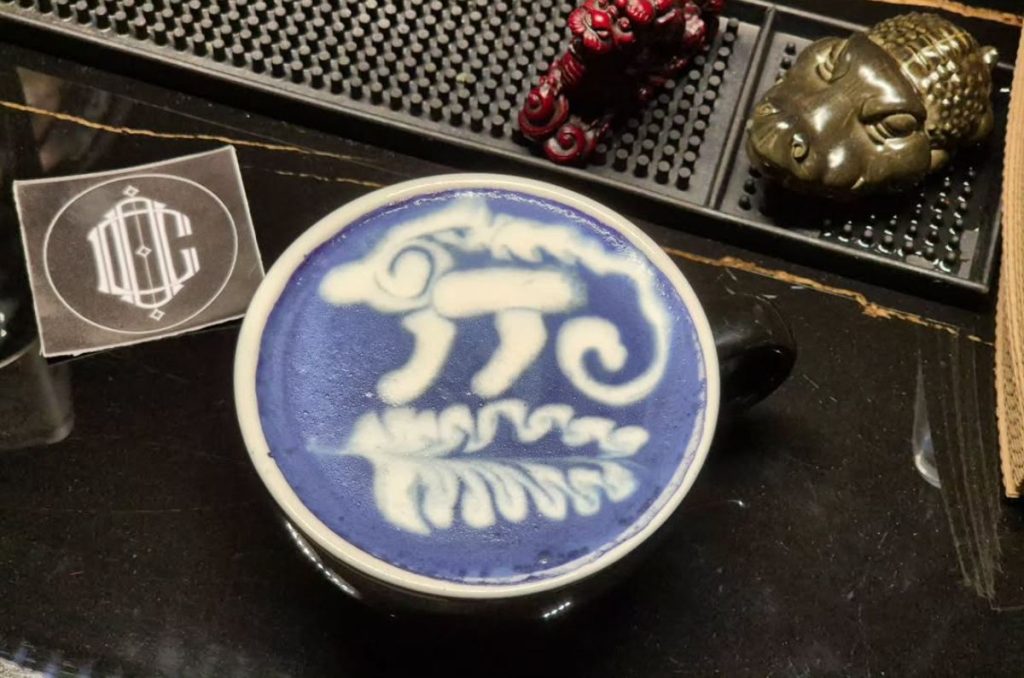 Todo lo que debes saber de Obscuro Café, la cafetería más gótica de la Juárez