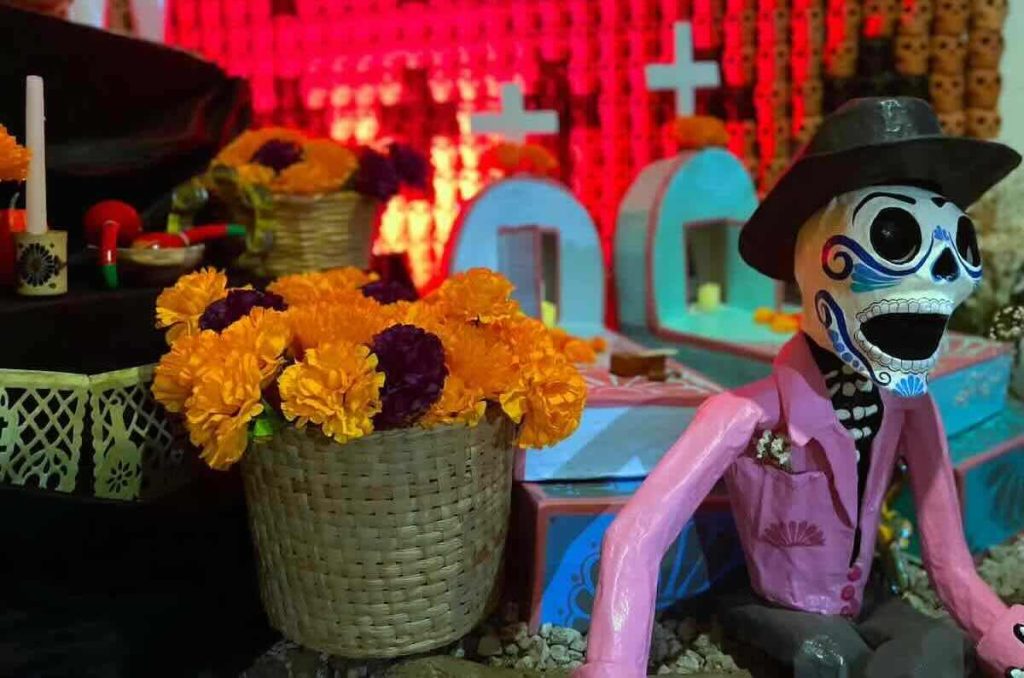 Calavera con sombrero artesanal de ofrenda Mexskeletons