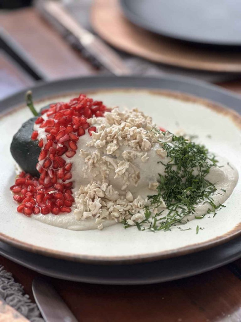 OXA Restaurant adelanta el lanzamiento de su icónico Chile en Nogada hasta septiembre, ofreciendo un platillo que celebra la fusión cultural.