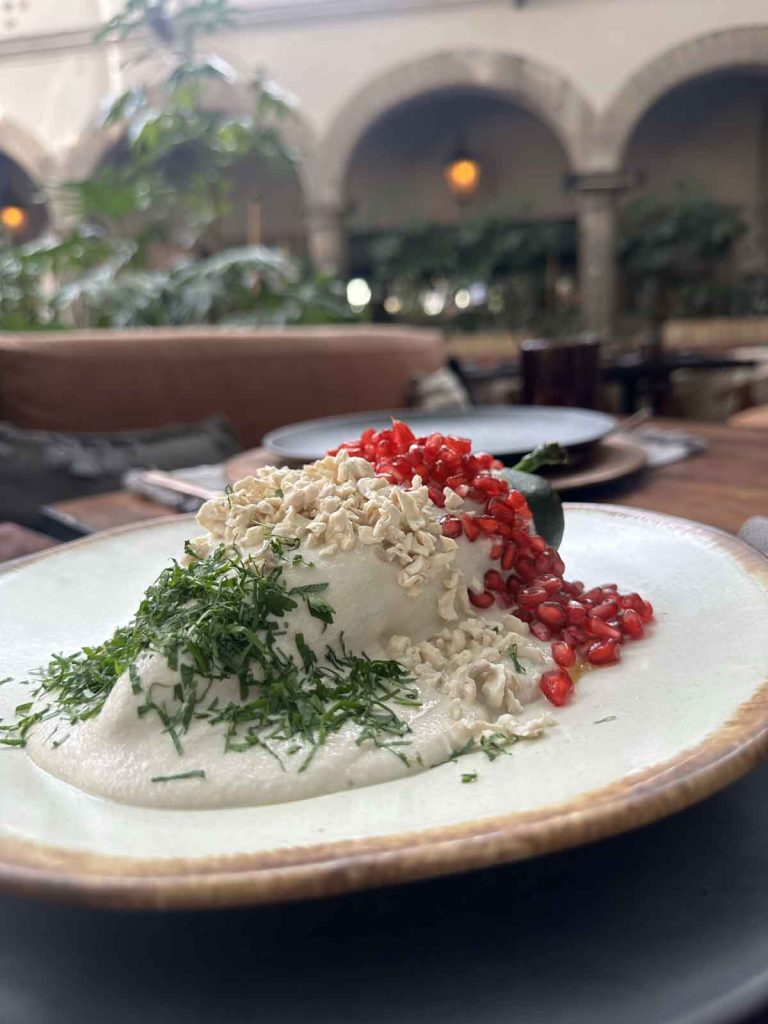 OXA Restaurant adelanta el lanzamiento de su icónico Chile en Nogada hasta septiembre, ofreciendo un platillo que celebra la fusión cultural.