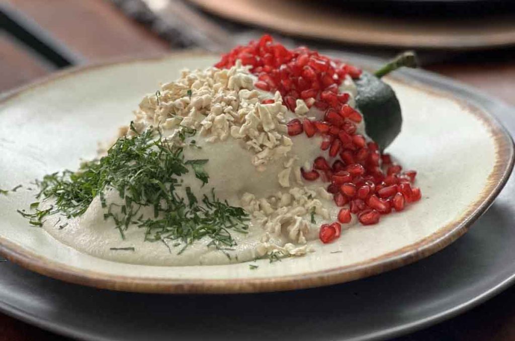 OXA Restaurant adelanta el lanzamiento de su icónico Chile en Nogada hasta septiembre, ofreciendo un platillo que celebra la fusión cultural.