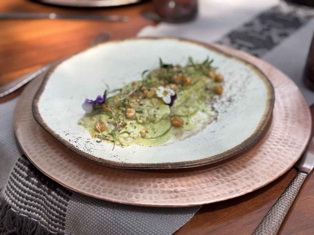 OXA Restaurant adelanta el lanzamiento de su icónico Chile en Nogada hasta septiembre, ofreciendo un platillo que celebra la fusión cultural.