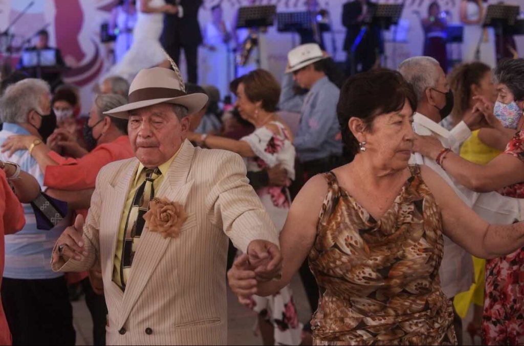 Adultos mayores bailando al ritmo del danzón