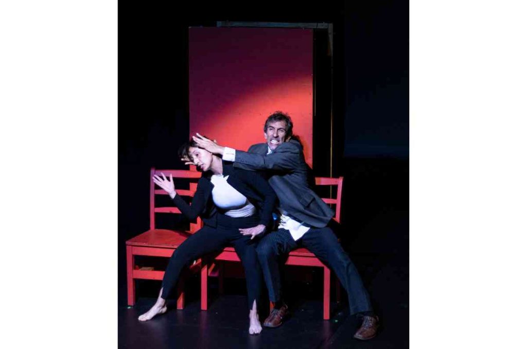 El universo surrealista de René Magritte inspira la obra R3GLA DE TR3S en el Teatro Raúl Flores Canelo