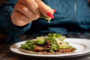 Los mejores tacos ahumados de CDMX están en Tizne Tacomotora