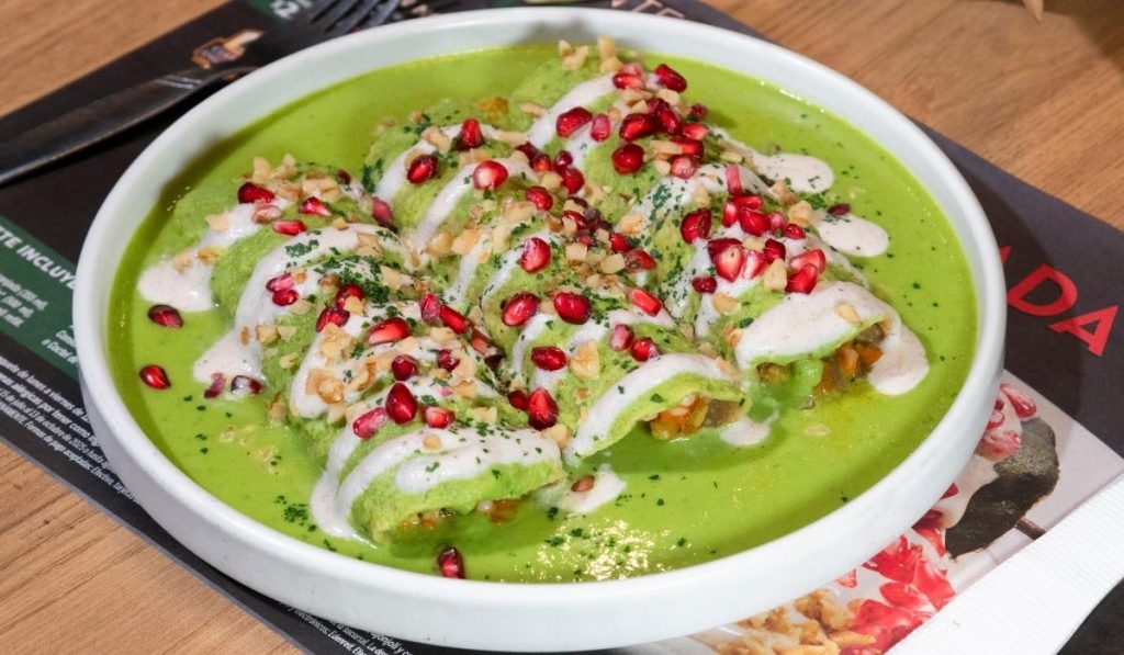 Chile en nogada y otros platillos para celebrar a México  en Toks 0