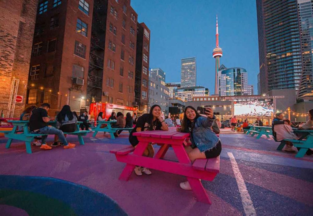 Este verano, Toronto te invita a explorar sus rincones naturales y su vibrante escena gastronómica. Descubre parques, terrazas y arte urbano.