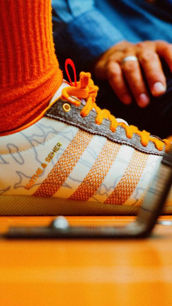 Adidas Originals presenta un sneaker en colaboración con los muralistas mexicanos Smithe y Seher. El diseño del calzado celebra el arte urbano.