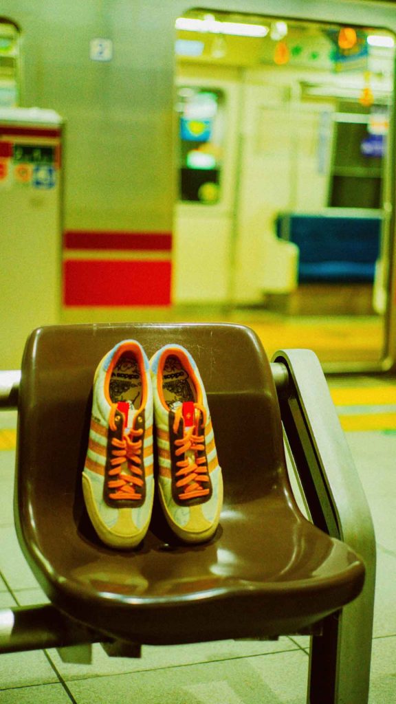 Adidas Originals presenta un sneaker en colaboración con los muralistas mexicanos Smithe y Seher. El diseño del calzado celebra el arte urbano.