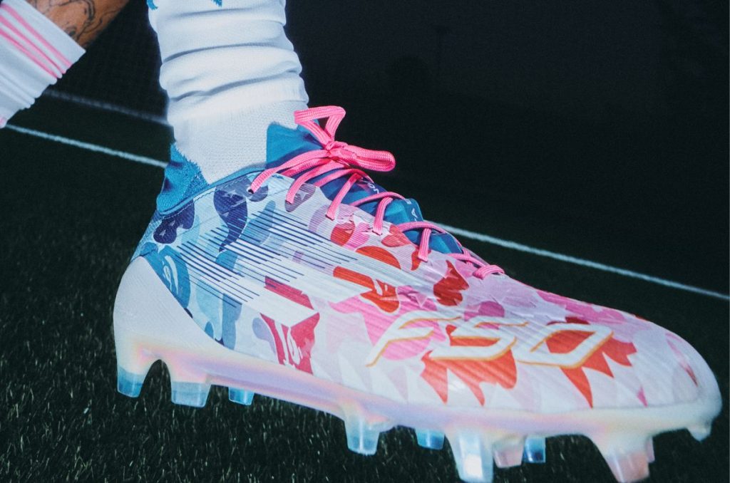El fútbol y el streetwear se unen. adidas y BAPE® lanzan una colección con tacos de fútbol, tenis Samba con el icónico estampado de camuflaje.