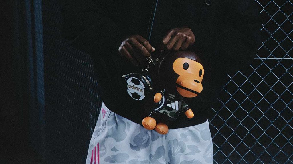 El fútbol y el streetwear se unen. adidas y BAPE® lanzan una colección con tacos de fútbol, tenis Samba con el icónico estampado de camuflaje.