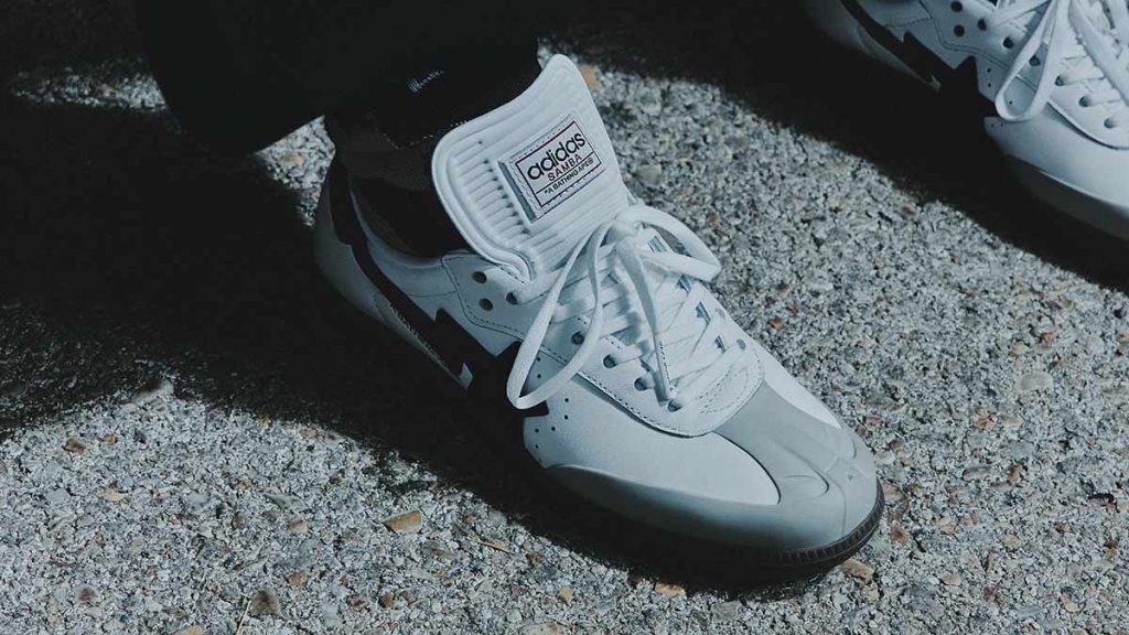 El fútbol y el streetwear se unen. adidas y BAPE® lanzan una colección con tacos de fútbol, tenis Samba con el icónico estampado de camuflaje.