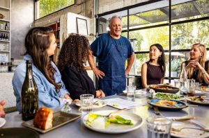 Airbnb y Chefs Table lanzan experiencias culinarias con chefs de élite