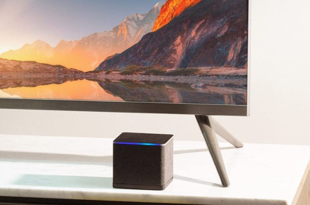 Amazon Fire TV Cube junto a una smart TV. 