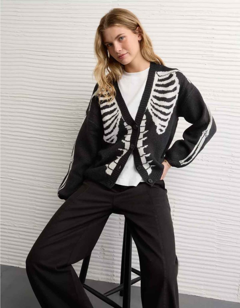 American Eagle lanza su colección de Halloween. La propuesta incluye suéteres, playeras y pijamas con Mickey y Snoopy