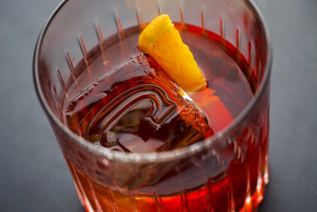 Este septiembre, más de 800 bares y restaurantes en todo el país celebran la Negroni Week 2025 con fiestas, guest bartending y experiencias