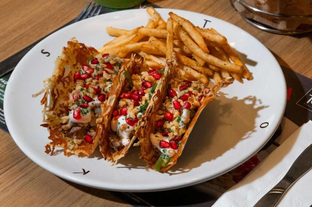 Chile en nogada y otros platillos para celebrar a México  en Toks 3