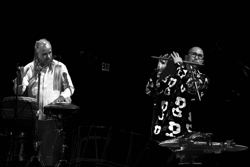 Foto en blanco y negro de dos exponentes de Kaoru Watanabe