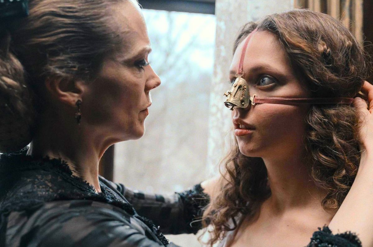 “La hermanastra fea”: La película estilo “La Sustancia” del 2025