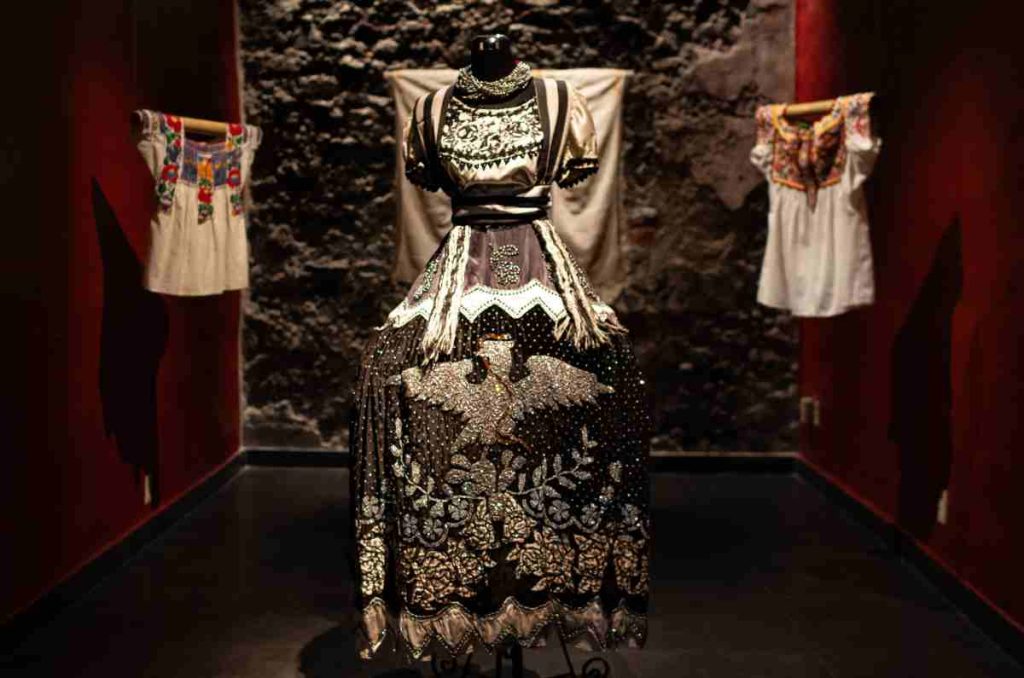 “La libertad también se borda”: nueva exposición en el Museo de la Indumentaria Mexicana