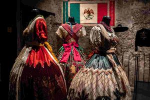 La libertad también se borda: nueva exposición en el Museo de la Indumentaria Mexicana