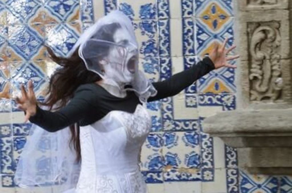 La Llorona gritando en "Los Tres Lamentos de la Llorona"