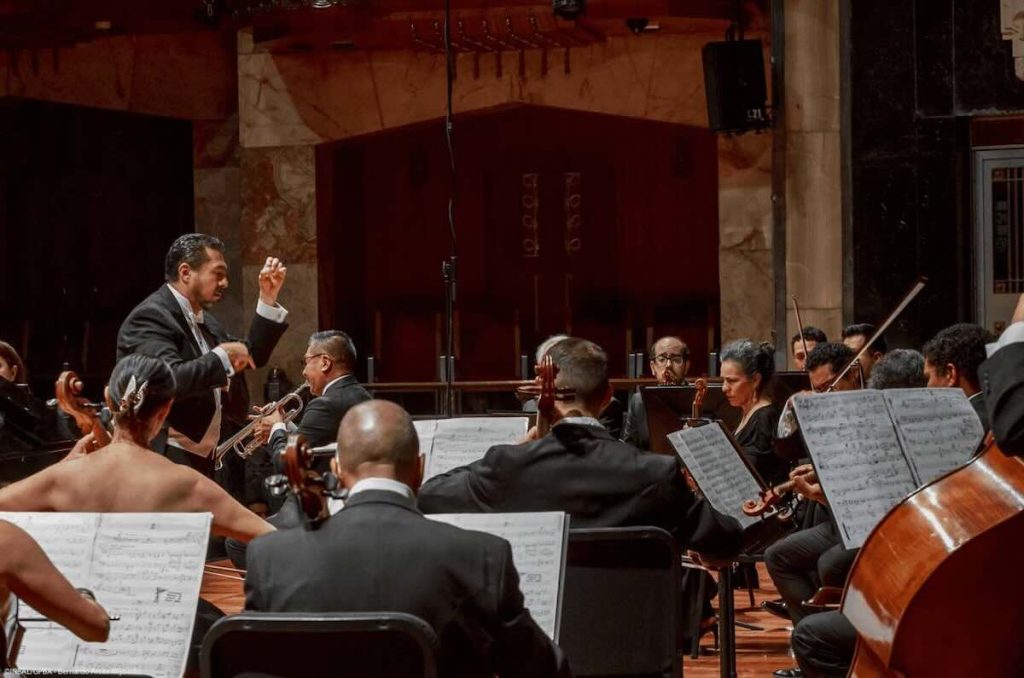 Luis Manuel Sánchez dirigiendo concierto sinfónico