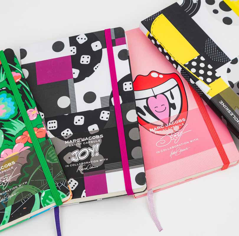 Moleskine y Marc Jacobs se unen en una colección de cuadernos de edición limitada, inspirada en la campaña JOY para el otoño de 2025.