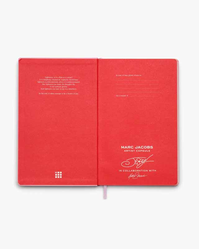 Moleskine y Marc Jacobs se unen en una colección de cuadernos de edición limitada, inspirada en la campaña JOY para el otoño de 2025.