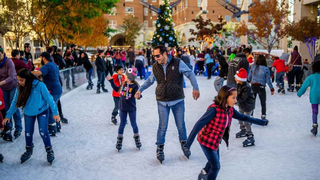 Las fiestas de fin de año se viven de manera única en Estados Unidos. Desde desfiles con gaitas, mercados de jengibre y árboles de rodadoras