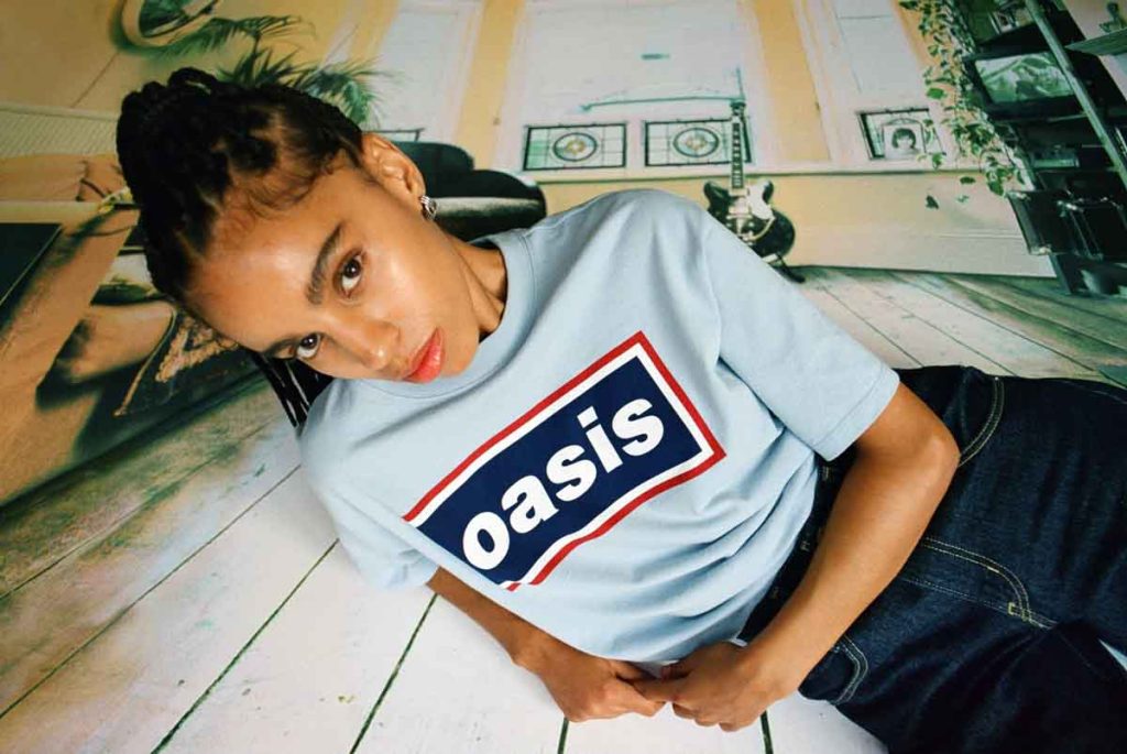 Levi’s presenta la colección Levi’s x Oasis para celebrar el regreso de la banda de Britpop. La línea incluye camisetas con logos retro.