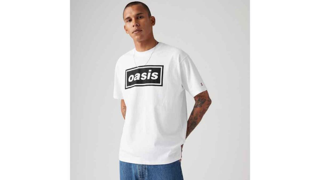 Levi’s presenta la colección Levi’s x Oasis para celebrar el regreso de la banda de Britpop. La línea incluye camisetas con logos retro.