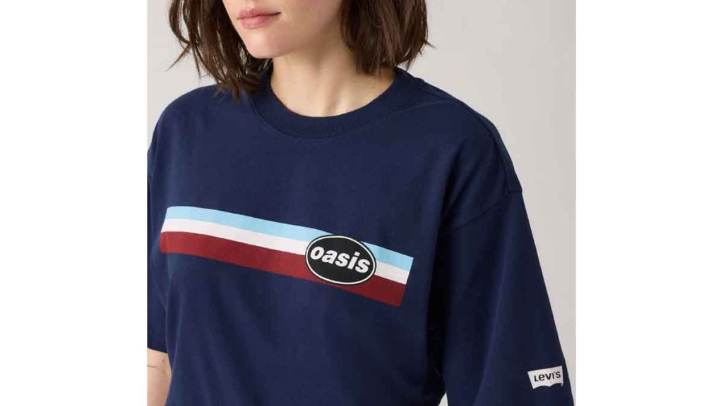 Levi’s presenta la colección Levi’s x Oasis para celebrar el regreso de la banda de Britpop. La línea incluye camisetas con logos retro.
