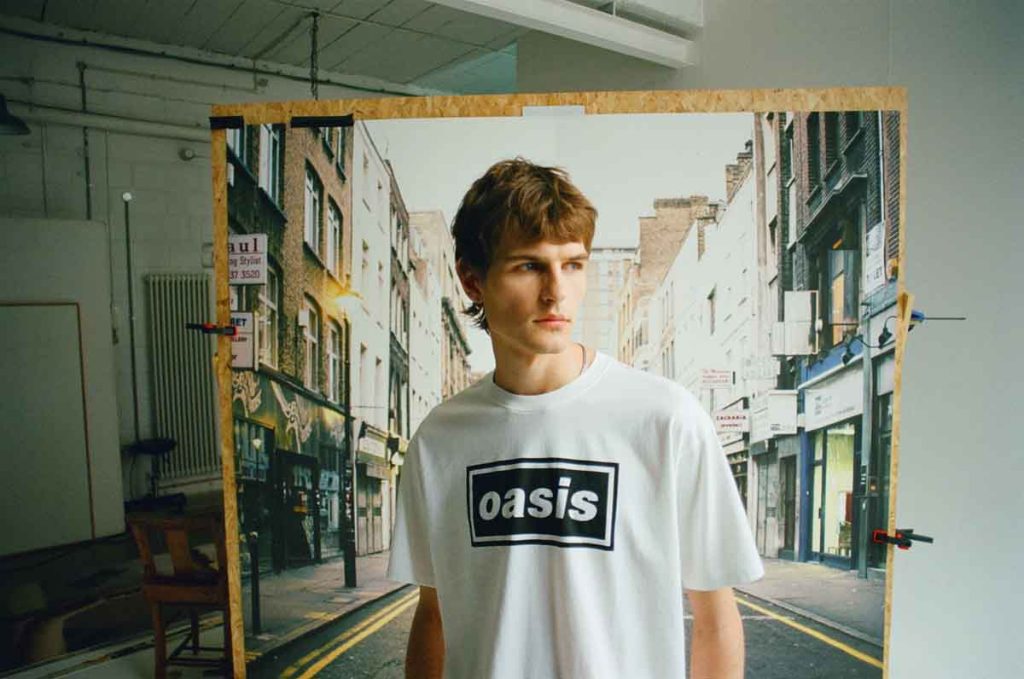 Levi’s presenta la colección Levi’s x Oasis para celebrar el regreso de la banda de Britpop. La línea incluye camisetas con logos retro.