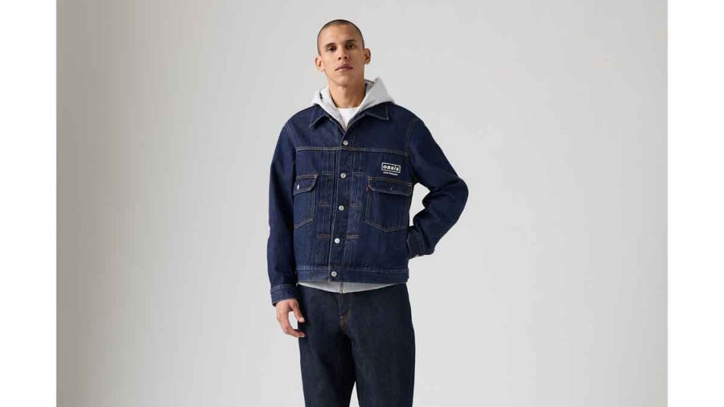 Levi’s presenta la colección Levi’s x Oasis para celebrar el regreso de la banda de Britpop. La línea incluye camisetas con logos retro.