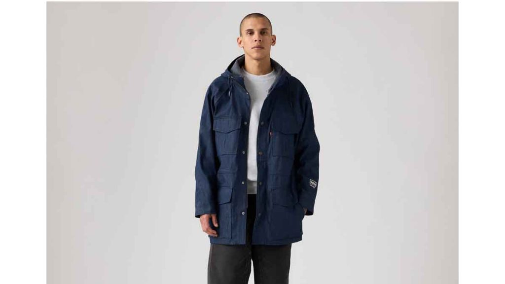 Levi’s presenta la colección Levi’s x Oasis para celebrar el regreso de la banda de Britpop. La línea incluye camisetas con logos retro.