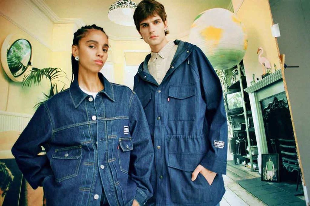 Levi’s presenta la colección Levi’s x Oasis para celebrar el regreso de la banda de Britpop. La línea incluye camisetas con logos retro.