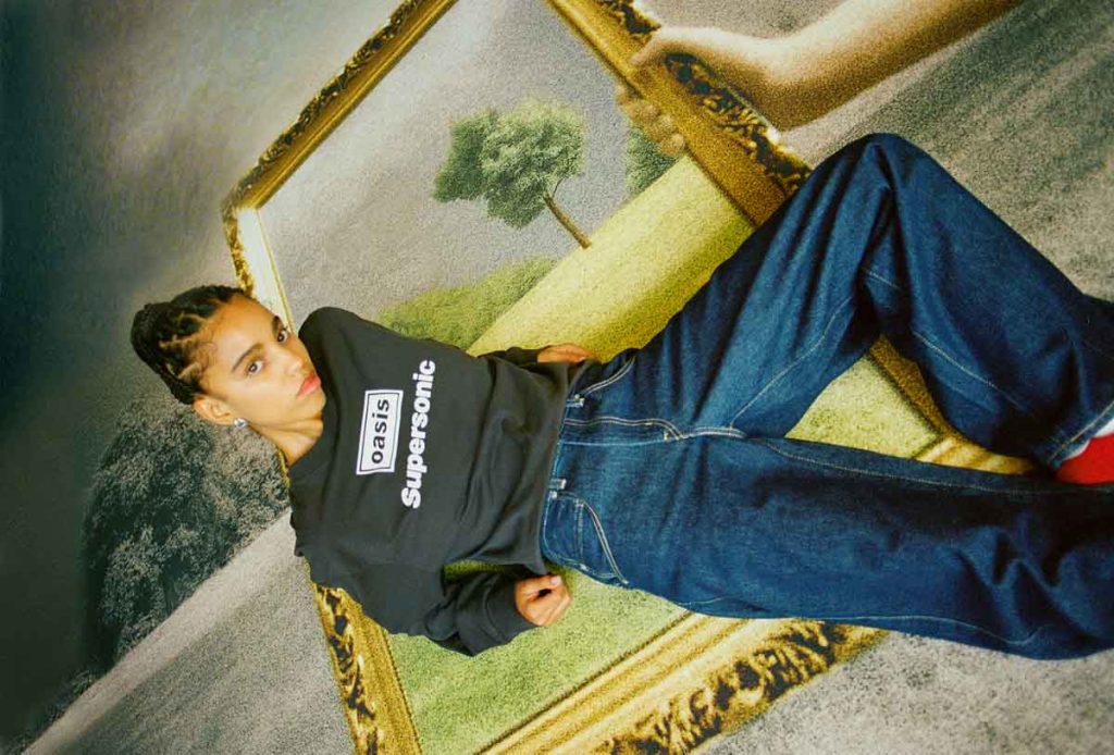Levi’s presenta la colección Levi’s x Oasis para celebrar el regreso de la banda de Britpop. La línea incluye camisetas con logos retro.