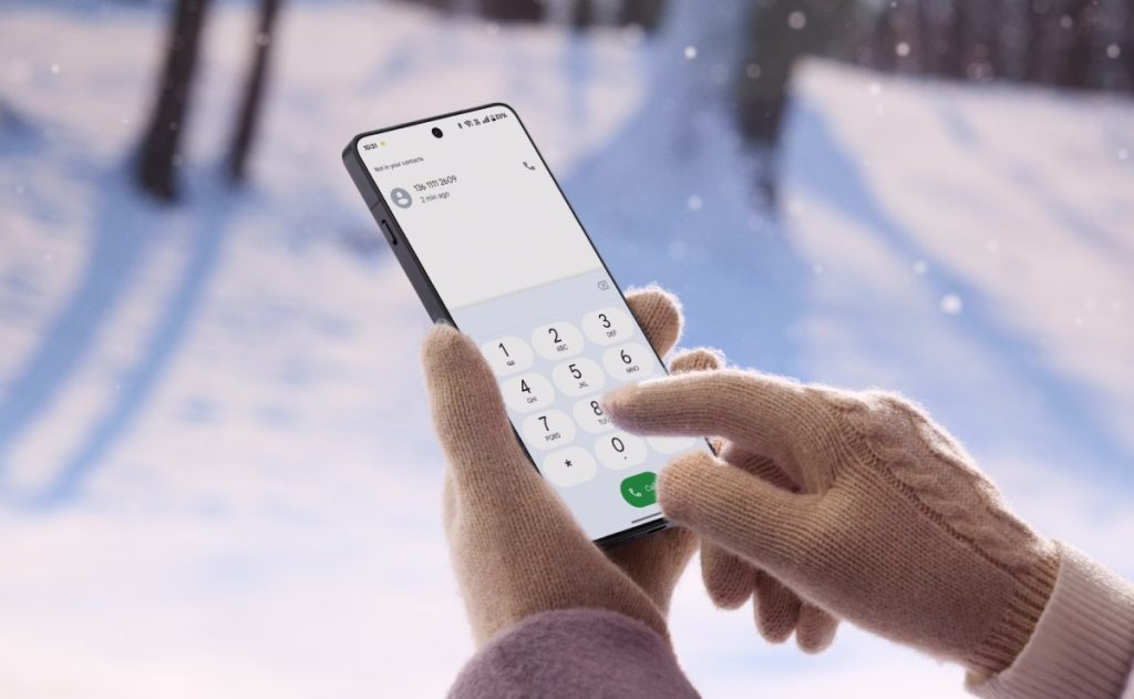 Persona utiliza el OnePlus 13R en un clima extremo.