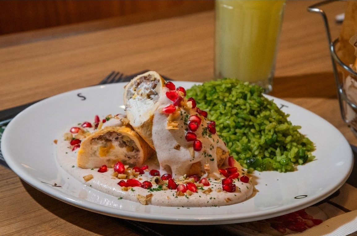 Chile en nogada y otros platillos para celebrar a México  en Toks 2