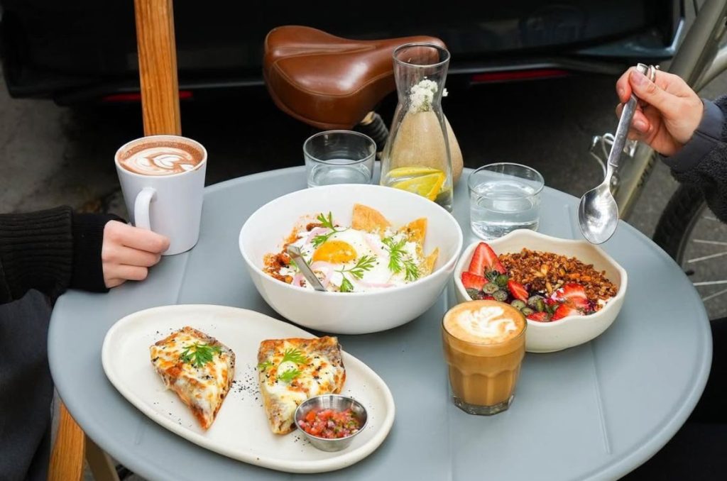 Cata de café en CDMX con arte latte en Pisca