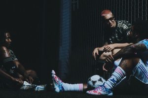 adidas x BAPE: fusión entre fútbol y moda urbana. 