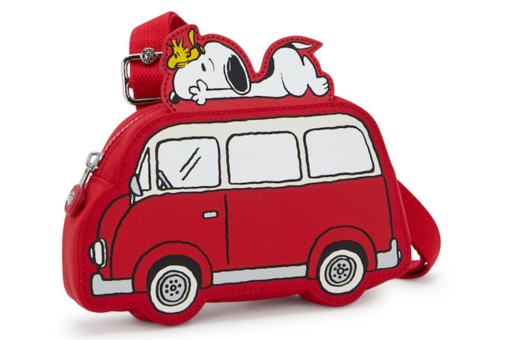 En honor al 75 aniversario de Peanuts, Kipling lanzó una colaboración celestial junto a Snoopy y Woodstock que hará brillar tu outfit.