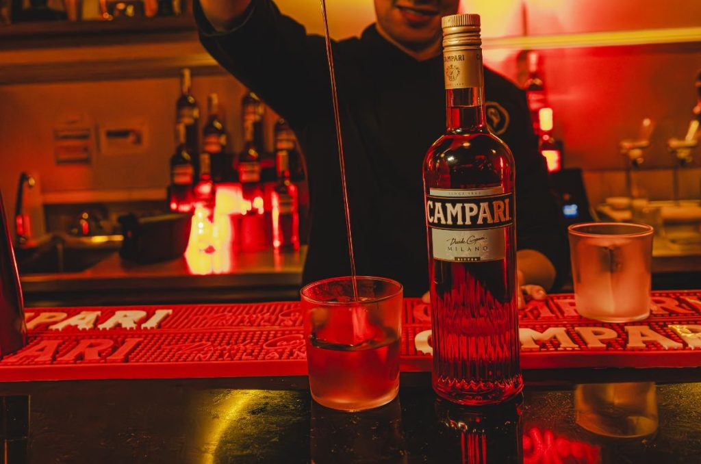 Este septiembre, más de 800 bares y restaurantes en todo el país celebran la Negroni Week 2025 con fiestas, guest bartending y experiencias