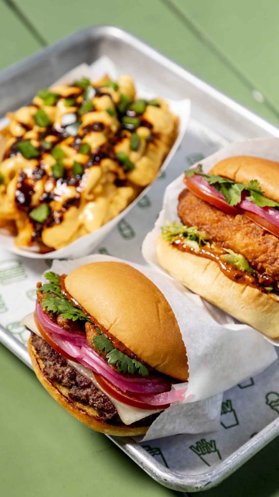 Shake Shack lanza su nuevo menú de tiempo limitado con salsa macha. Disponible en todas sus sucursales, checa las fechas