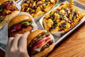 Shake Shack le pone sabor a México: Lanza un menú con salsa macha